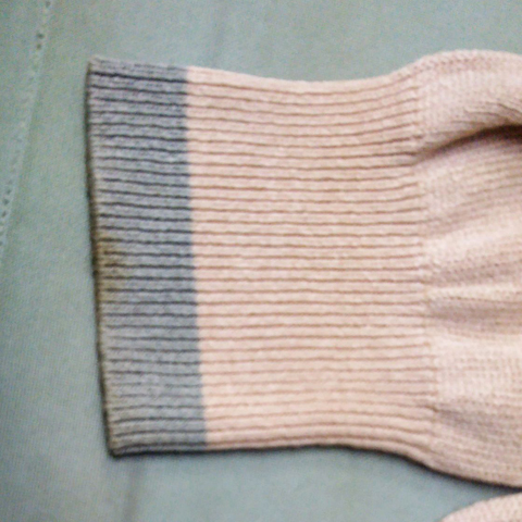 カーディガンに付着している時間が経ったシミ