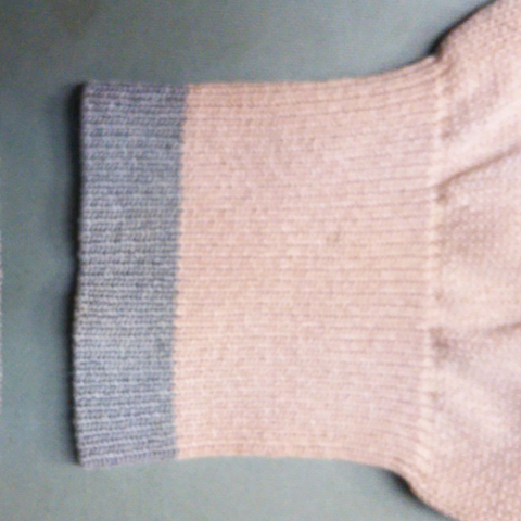 カーディガンに付着している時間が経ったシミ